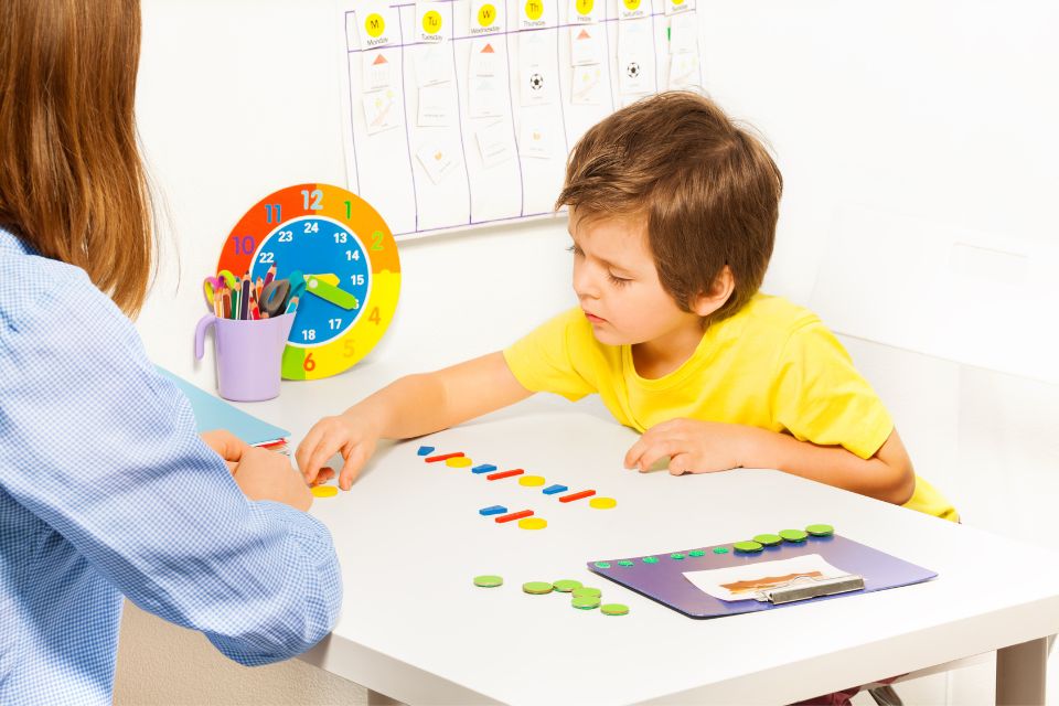 【兒童遊戲治療例子】：幫助亞斯柏格特質孩子建立關係與情緒調節能力