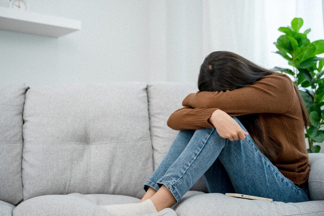 情緒低谷背後的警訊:揭開憂鬱症的成因、診斷與治療