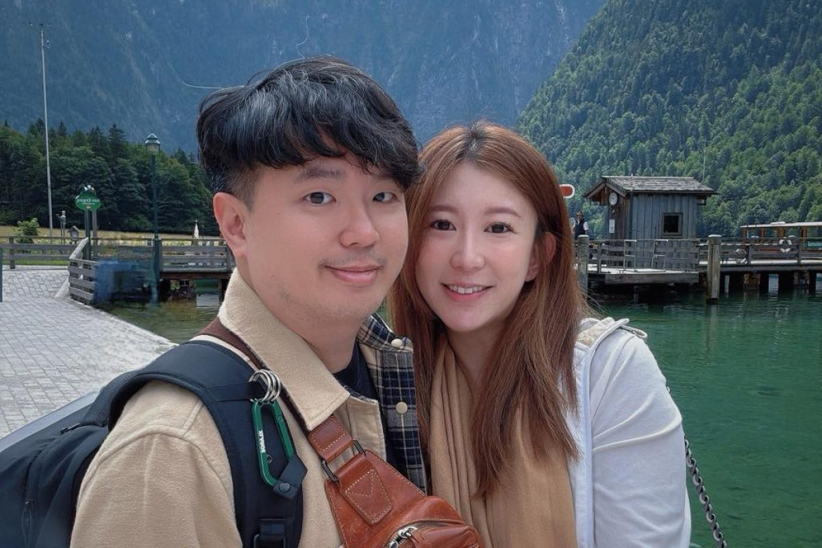 一對伴侶在高山湖泊前微笑合影