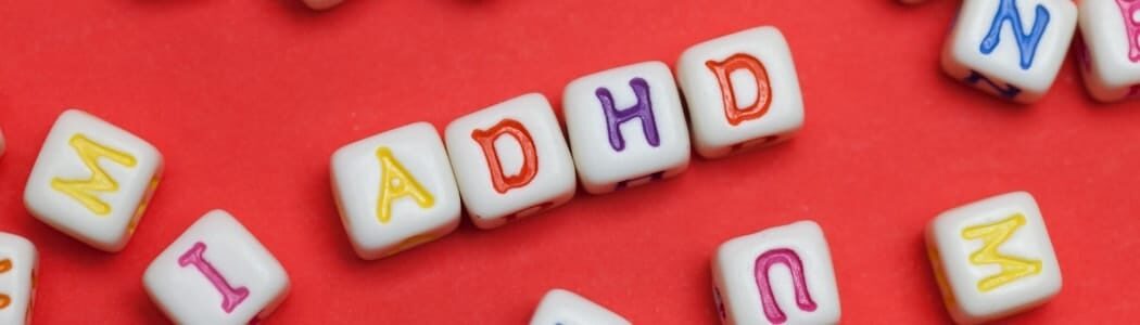 拼出ADHD字樣的彩色字母方塊
