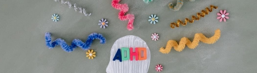 人頭剪影上拼出ADHD字樣，搭配彩色毛根