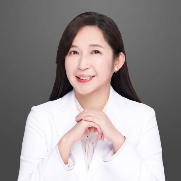 曾瑋琪心理師白袍照 1 e1790854995805