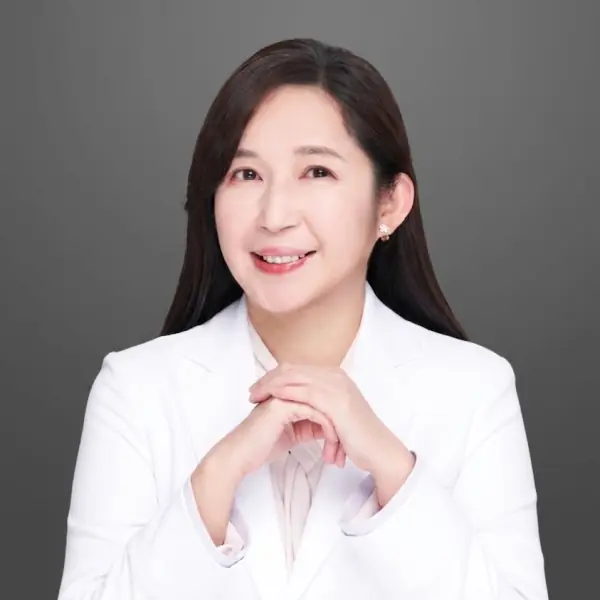 曾瑋琪心理師白袍照 1 e1790854995805
