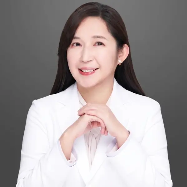 曾瑋琪心理師白袍照 1