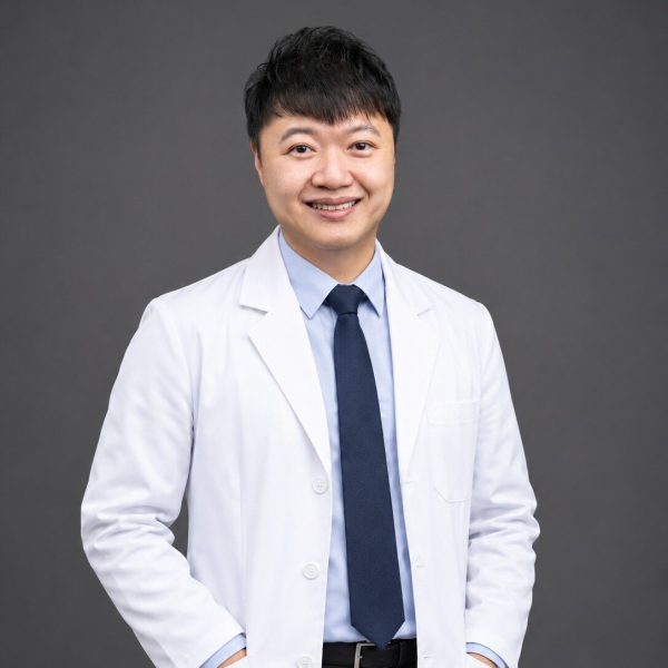 莊伯萱心理師白袍照 e1790856751145