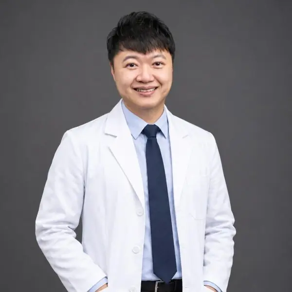 莊伯萱心理師白袍照 e1790856751145